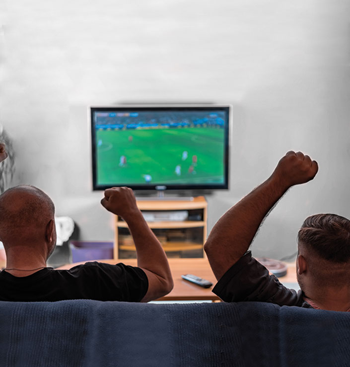 Zwei Männer vor dem Fernseher am Fußball gucken