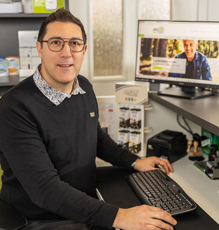 Hörakustikmeister Sven Tombers beim durchführen eines Hörtests